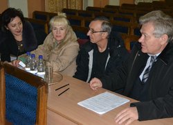 Журі: директор Черкаського обласного Будинку вчителя Панченко С.Ф.; заступник директора Черкаського обласного центру народної творчості Глухенко Л.І; заслужений артист України, балетмейстер Черкаського обласного академічного музичного драмтеатру ім. Т.Г. Шевченка Татаринов В.Ф.; заслужений працівник культури України, голова обласної профспілки працівників культури Марштупа В.В.